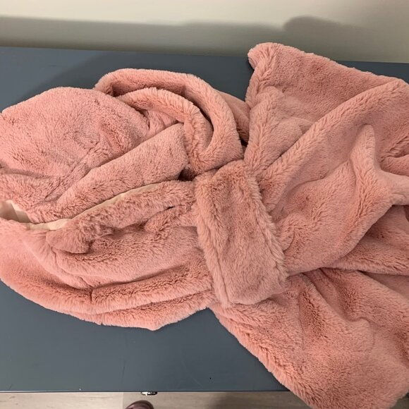 Gabby Isabella Pink Micro Mink Shawl – Pretty, Plush & Perfect! - Picture 3 of 5